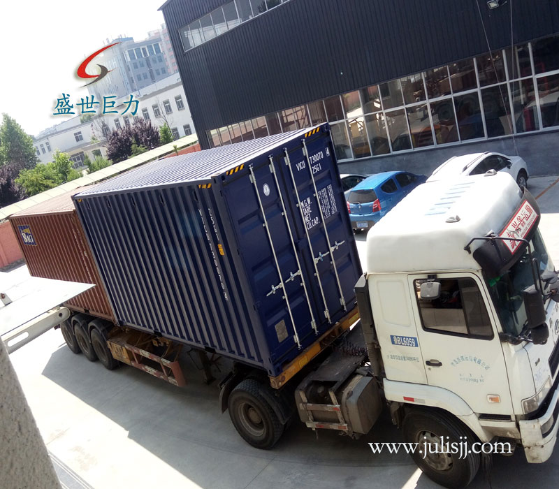 即将装载液压起落平台的集装箱货车