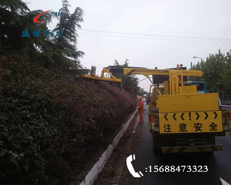 高速公路绿篱修剪车
